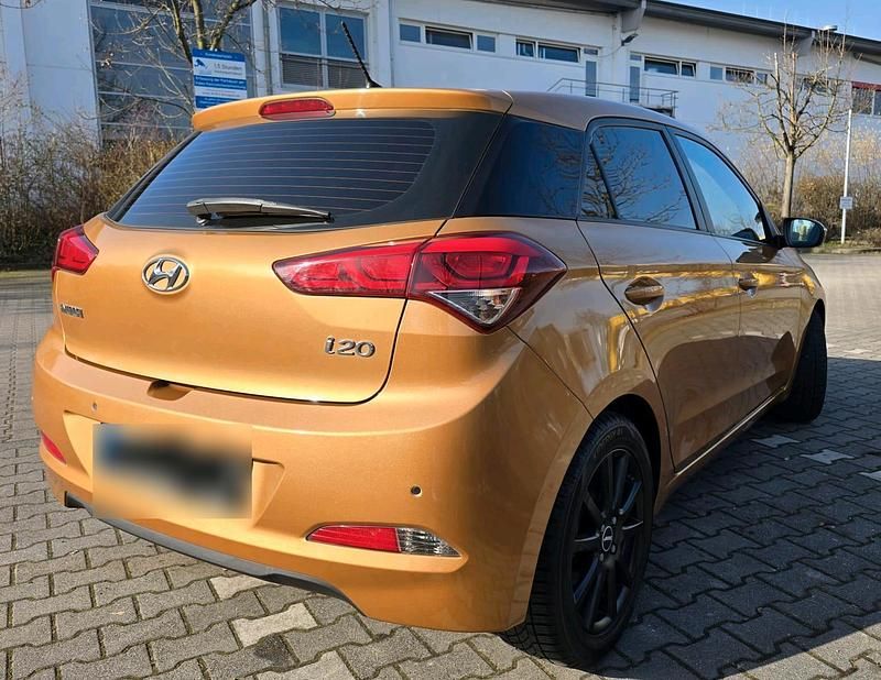 Gebraucht Hyundai i20 Trend 101 PS (74 kW) 2015 Orange Kleinwagen