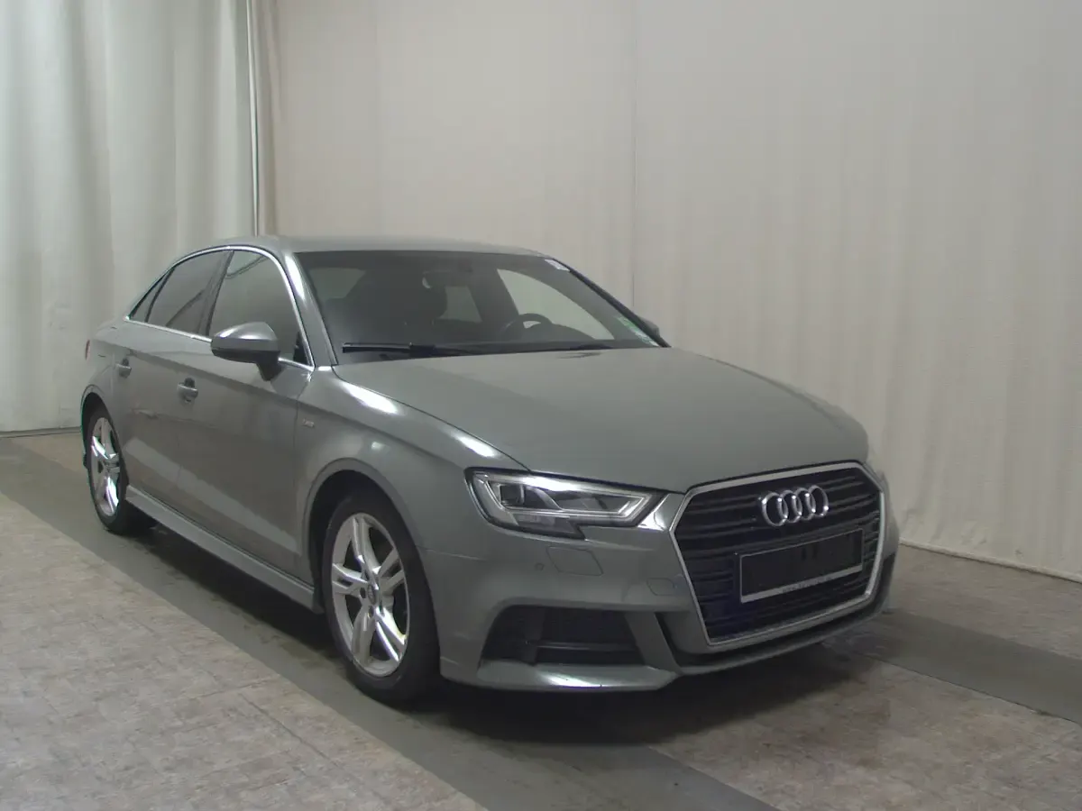 Usado Audi A3 S-Line 150 HP (110 kW) 2020 Cinzento Sedan