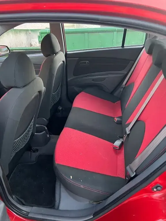 Gebraucht Kia Rio Attract 97 PS (71 kW) 2009 Rot Limousine