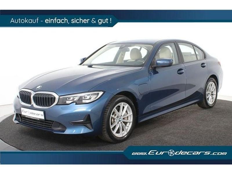 Blau Gebraucht 2020 BMW 330e Sport Line Limousine | 24.800 € (Guter Preis) - Bild 1/4