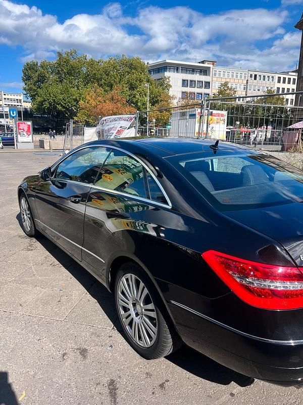 Schwarz Gebraucht 2009 Mercedes E250 Coupé | 11.500 € (Guter Preis) - Bild 1/4