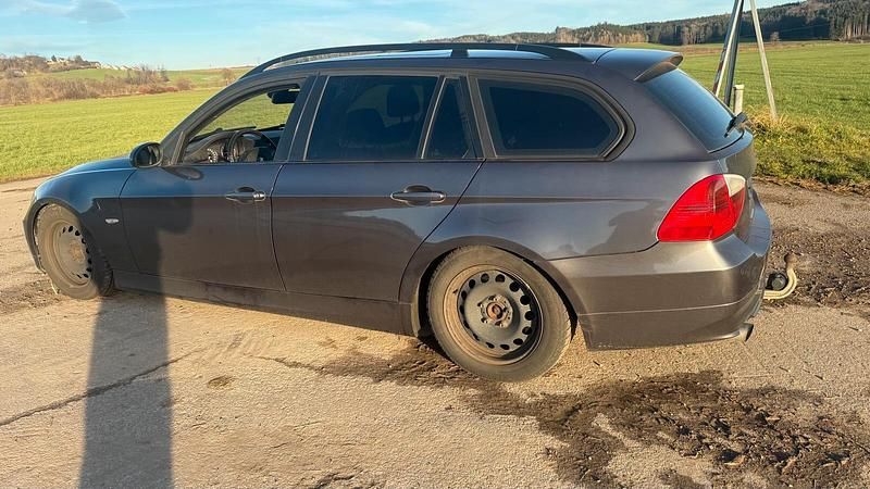 Gebraucht BMW 320 163 PS (119 kW) 2006 Grau Kombi