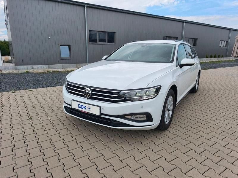 Weiß Gebraucht 2021 VW Passat Kombi | 16.499 € (Guter Preis) - Bild 1/4