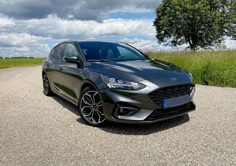 Grau Gebraucht 2019 Ford Focus ST-Line Limousine | 17.700 € (Fairer Preis) - Bild 1/4