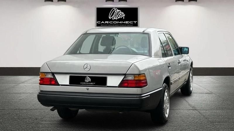 Gebraucht Mercedes E230 131 PS (96 kW) 1986 Silber Limousine
