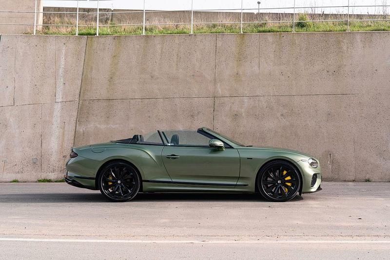 Neu Bentley Continental 650 PS (478 kW) 2026 Grün Cabrio