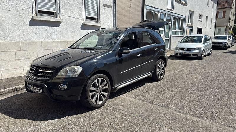 Schwarz Gebraucht 2005 Mercedes ML320 SUV | 7.000 € (Fairer Preis) - Bild 1/4