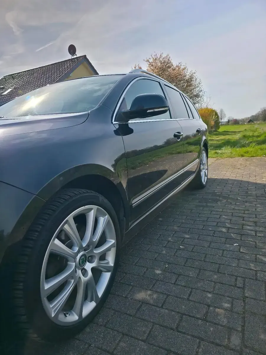 Używany Skoda Superb Elegance 170 KM (125 kW) 2012 Czarny Kombi
