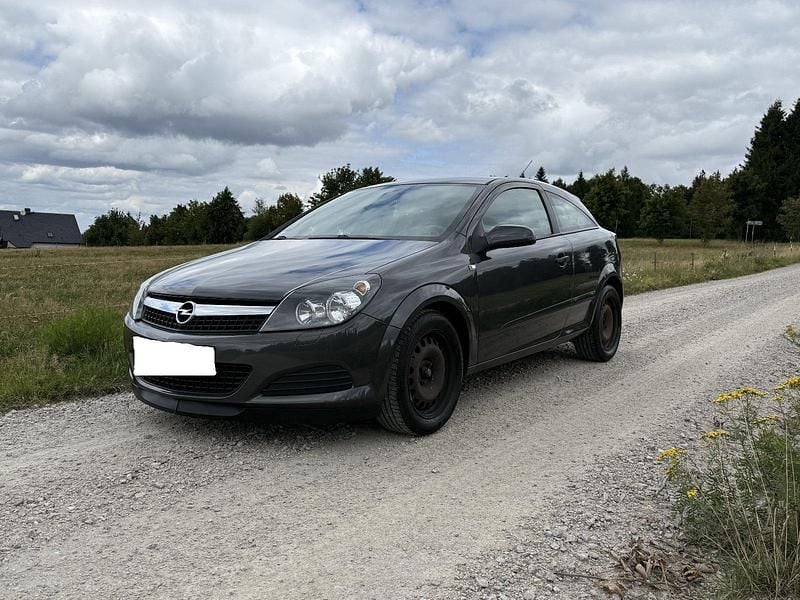 Grau Gebraucht 2009 Opel Astra GTC Selection Coupé | 2.600 € (Superpreis) - Bild 1/4