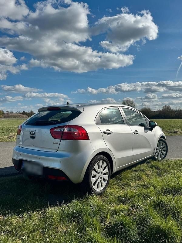 Second-hand Kia Rio 90 CP (66 kW) 2012 Argintiu Berlinǎ