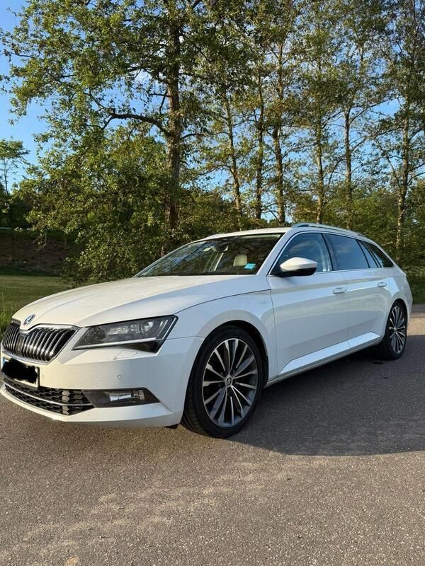 Weiß Gebraucht 2017 Skoda Superb LAURIN & KLEMENT Kombi | 15.000 € (Guter Preis) - Bild 1/4