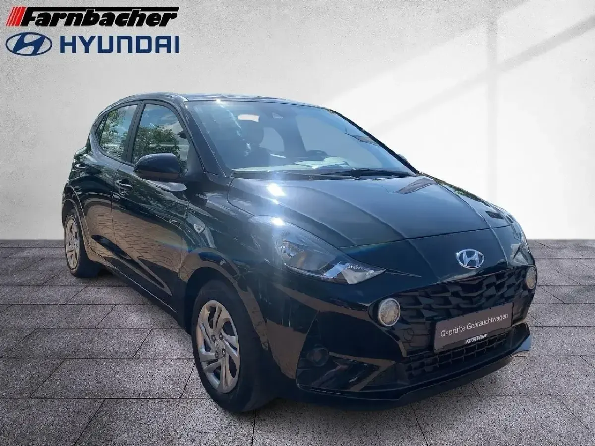 Gebraucht Hyundai i10 Select 67 PS (49 kW) 2022 Phantom black / met Kleinwagen