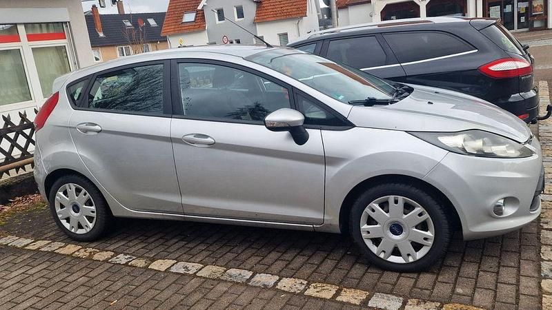 Gebraucht Ford Fiesta Trend 95 PS (69 kW) 2011 Silber Kleinwagen