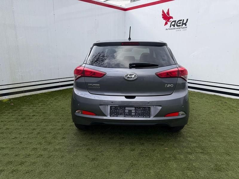 Gebraucht Hyundai i20 Passion 84 PS (61 kW) 2016 Grau Limousine