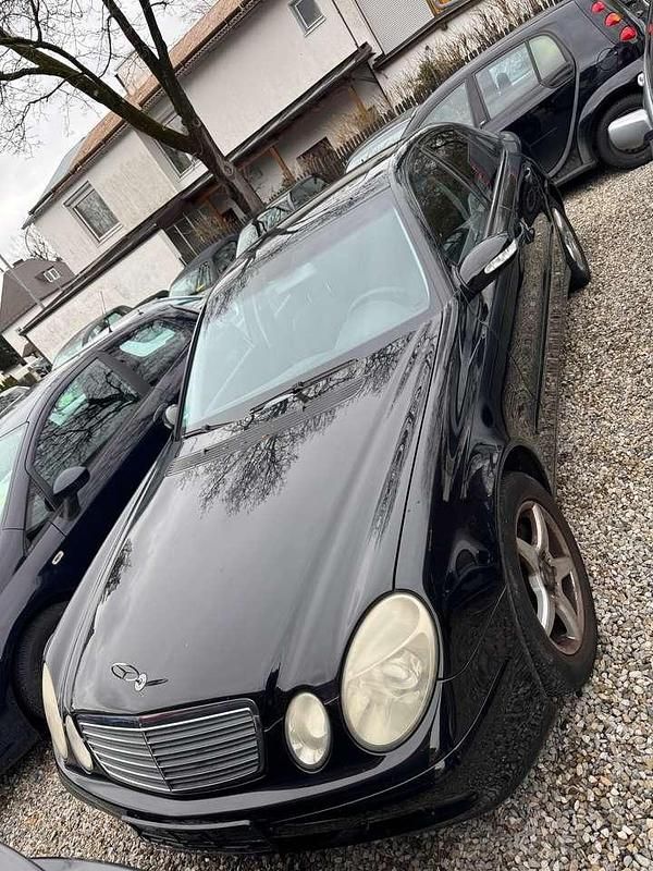 Obsidianschwarz metalliclack Gebraucht 2006 Mercedes E220 Limousine | 2.500 € (Superpreis) - Bild 1/4