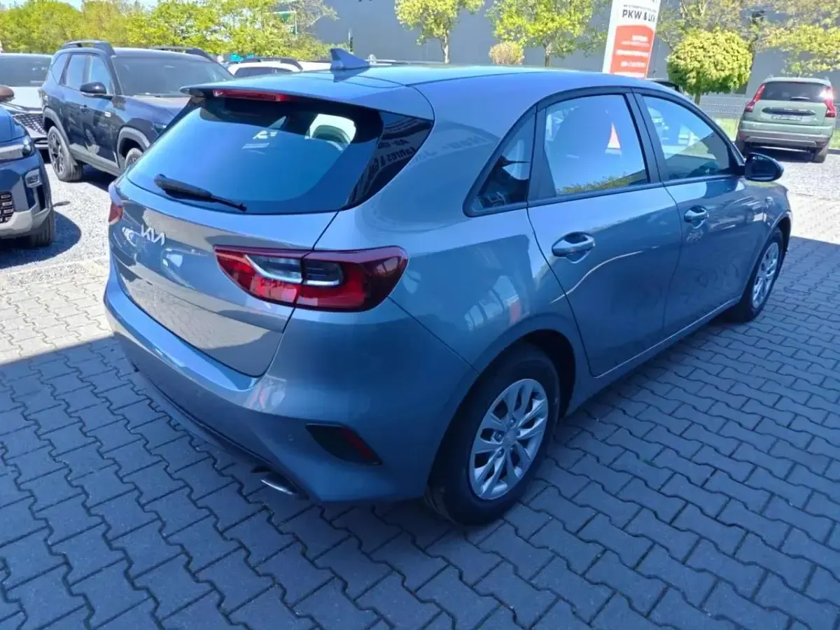 Neu Kia Ceed 140 PS (102 kW) 2026 Grau Kleinwagen