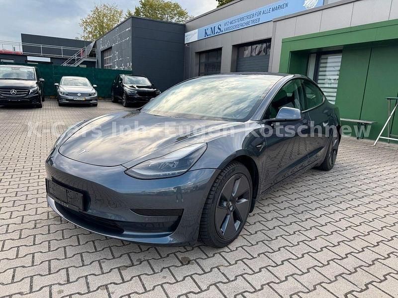 Grau Gebraucht 2021 Tesla Model 3 Standard Range Plus Limousine | 20.990 € (Fairer Preis) - Bild 1/4