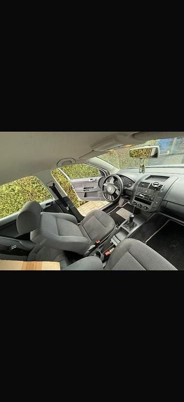 Second-hand VW Polo Basis 64 CP (47 kW) 2003 Argintiu Berlinǎ