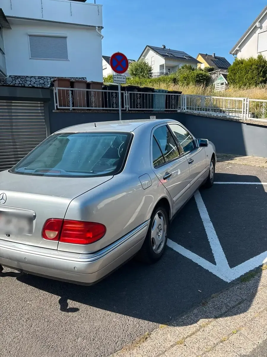 Gebraucht Mercedes E240 170 PS (125 kW) 1998 Silber Limousine