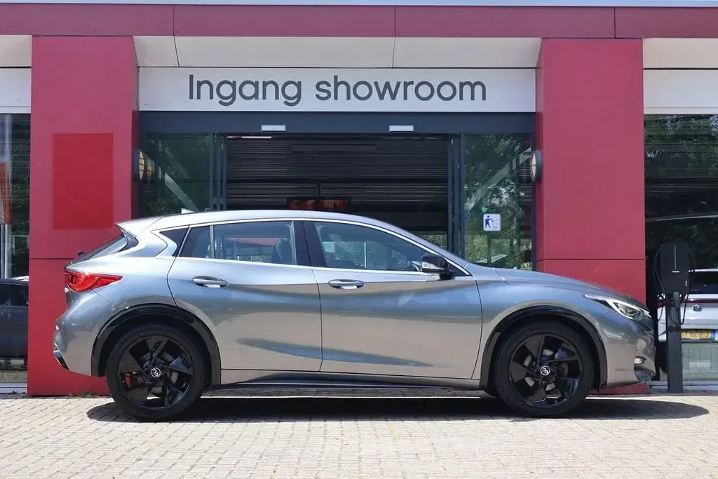 Gebraucht Infiniti Q30 Sport Tech 156 PS (114 kW) 2017 Grau Limousine