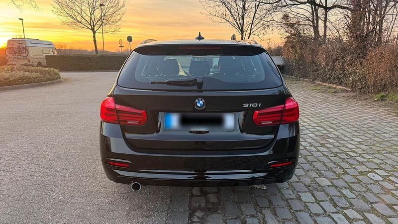 Gebraucht BMW 318 136 PS (100 kW) 2018 Schwarz Kombi