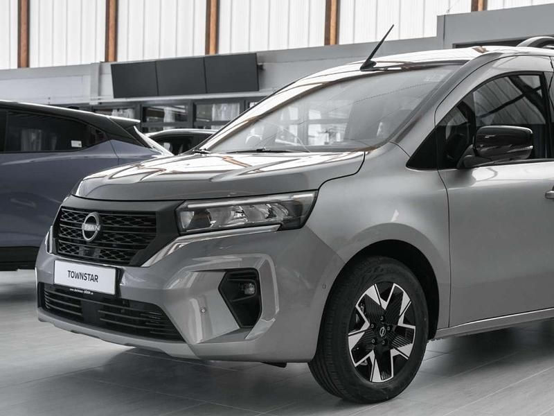 Neu Nissan Townstar Tekna 131 PS (96 kW) 2025 Grau Van
