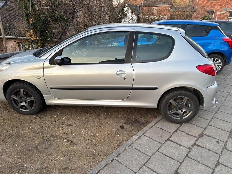 Grau Gebraucht 2010 Peugeot 206 Limousine | 1.450 € (Fairer Preis) - Bild 1/4