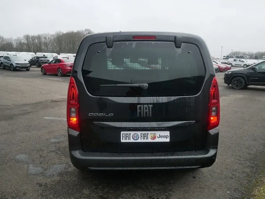 Neu Fiat Doblò 131 PS (96 kW) 2026 Schwarz Van / Kleinbus