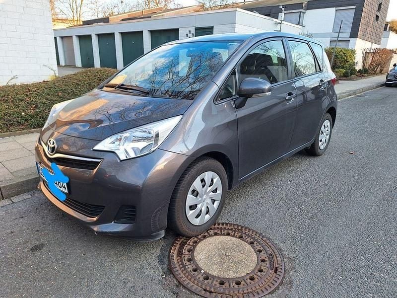 Gebraucht Toyota Verso-S 99 PS (72 kW) 2014 Grau Van / Kleinbus