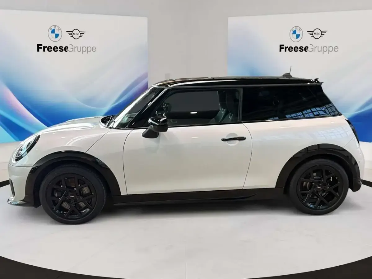 Używany Mini Cooper 156 KM (114 kW) 2024 Biały Hatchback