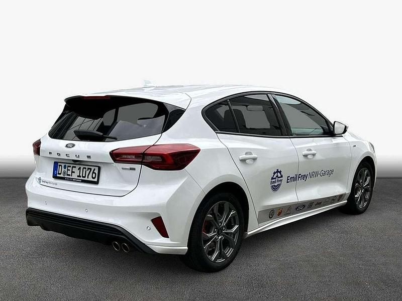 Gebraucht Ford Focus ST-Line 125 PS (91 kW) 2023 Lackierung: uni frost weiß Limousine