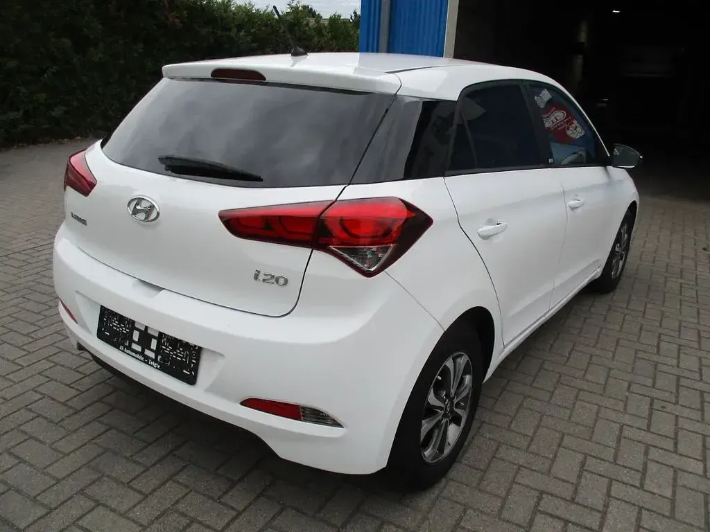Gebraucht Hyundai i20 Passion 101 PS (74 kW) 2018 Weiß Limousine