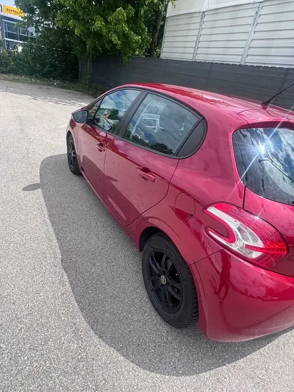 Gebraucht Peugeot 208 Active 95 PS (69 kW) 2012 Rot Kleinwagen