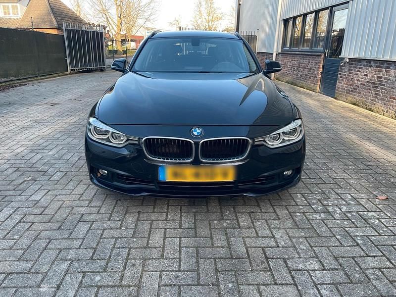 Schwarz Gebraucht 2016 BMW 318 Kombi | 10.250 € (Guter Preis) - Bild 1/4