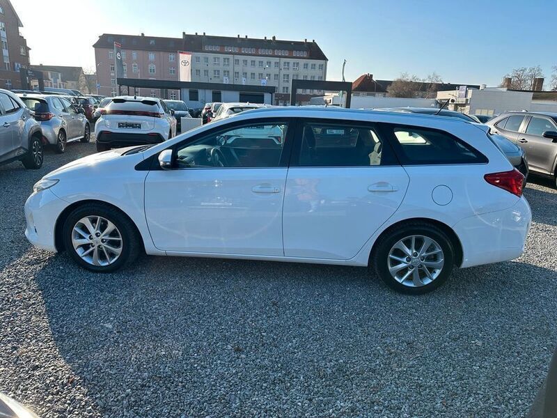 Weiß Gebraucht 2014 Toyota Auris Touring Sports Kombi | 7.999 € (Fairer Preis) - Bild 1/4