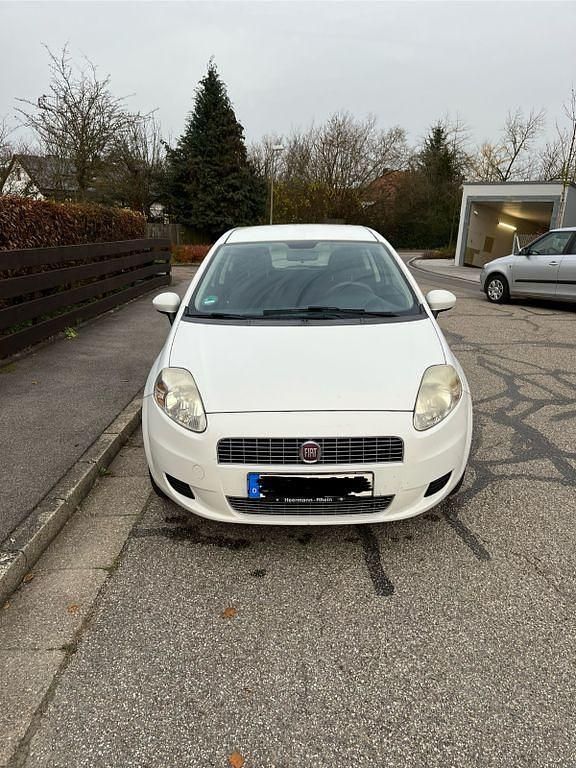 Weiß Gebraucht 2009 Fiat Punto Limousine | 2.400 € (Fairer Preis) - Bild 1/4