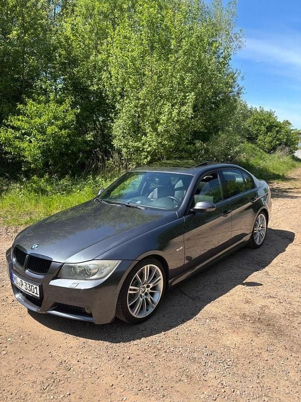Grau Gebraucht 2007 BMW 330 Sport Line Limousine | 10.950 € (Fairer Preis) - Bild 1/4