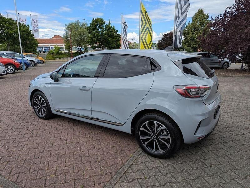 Neu Renault Clio V Techno 91 PS (66 kW) 2025 Grau Limousine