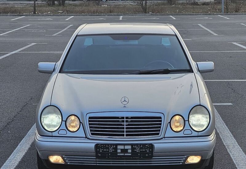 Silber Gebraucht 1997 Mercedes E200 Avantgarde Limousine | 5.800 € (Teuer) - Bild 1/4