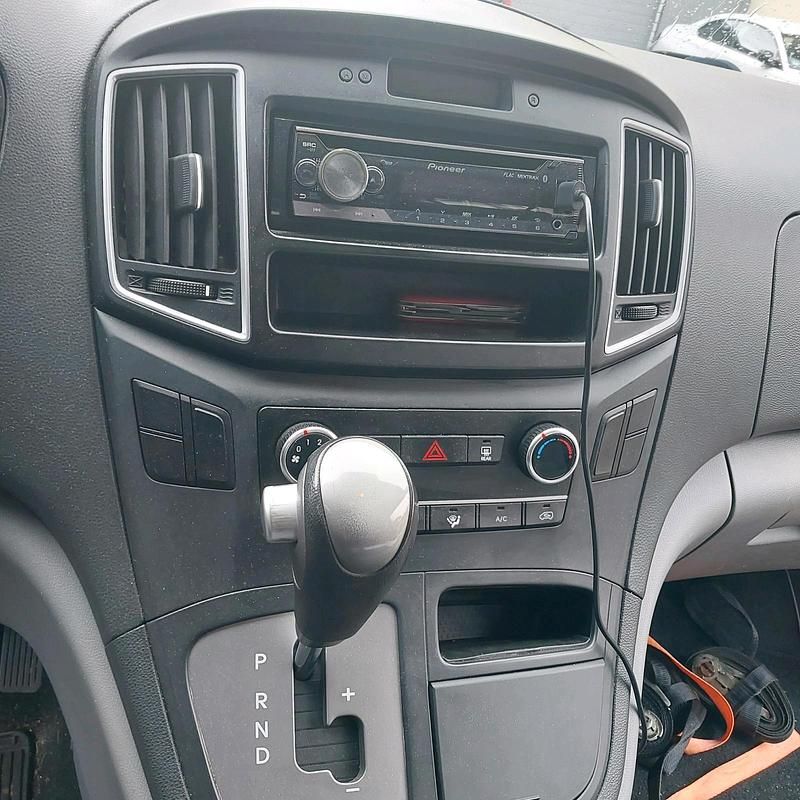 Gebraucht Hyundai H-1 170 PS (125 kW) 2017 Weiß Van / Kleinbus