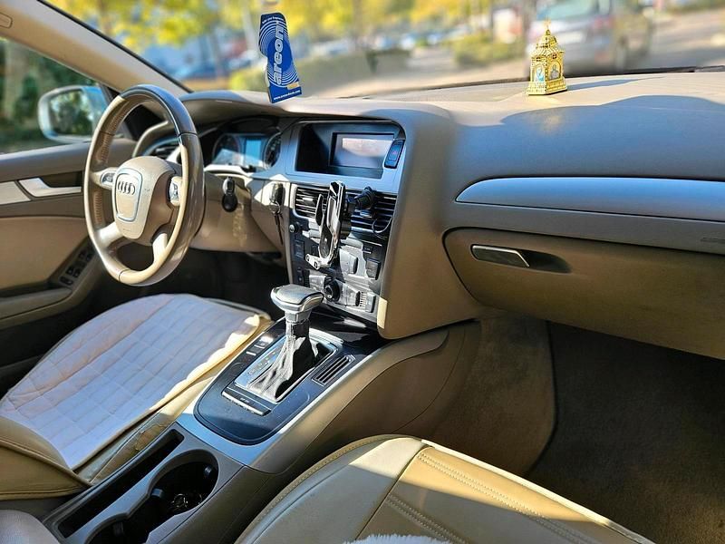 Gebraucht Audi A4 2010 Grau Limousine