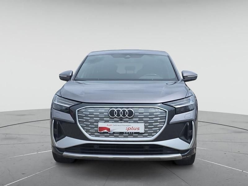 Taifungrau metallic Gebraucht 2022 Audi Q4 Sportback e-tron Ambiente SUV | 31.880 € (Superpreis) - Bild 1/4