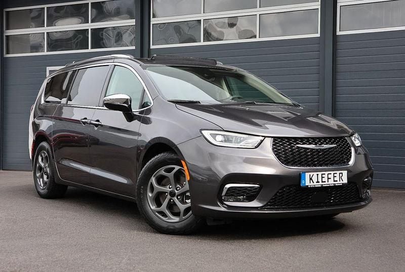 Grau Gebraucht 2023 Chrysler Pacifica Limited SUV | 38.950 € (Fairer Preis) - Bild 1/4