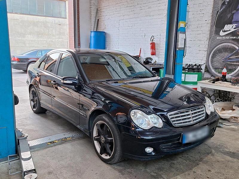 Blau Gebraucht 2005 Mercedes C180 Sport Edition Limousine | 3.850 € (Fairer Preis) - Bild 1/4