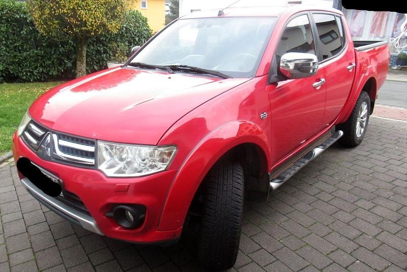 Gebraucht Mitsubishi L200 Plus 178 PS (130 kW) 2015 Rot Pickup