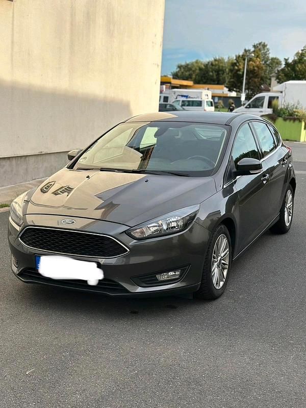 Grau Gebraucht 2017 Ford Focus Kleinwagen | 6.999 € (Fairer Preis) - Bild 1/4