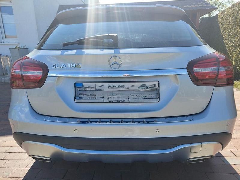 Gebraucht Mercedes GLA180 122 PS (89 kW) 2017 Silber SUV