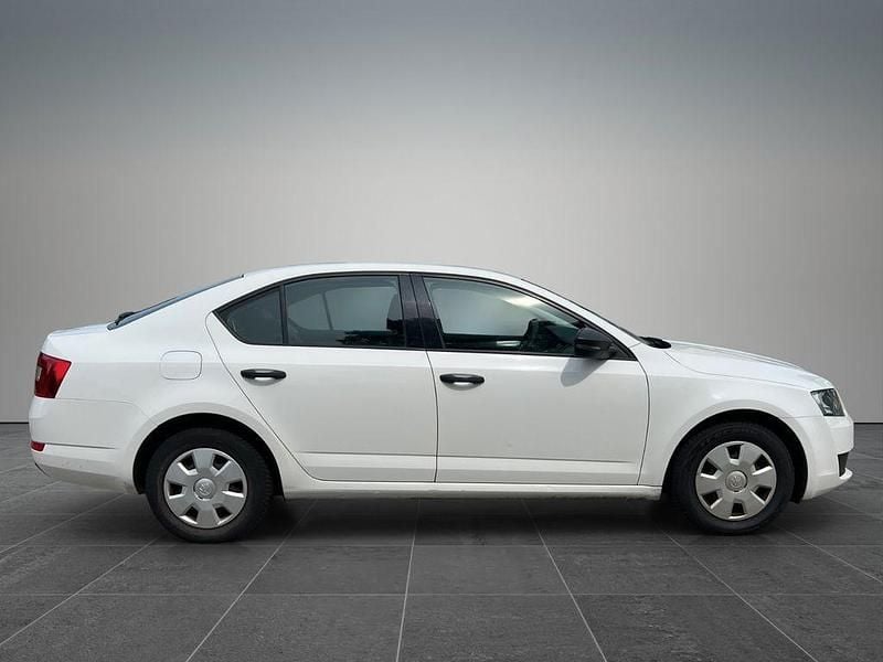 Weiß Gebraucht 2016 Skoda Octavia Limousine | 4.300 € - Bild 1/4
