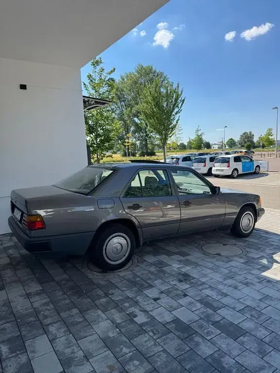 Gebraucht Mercedes E230 132 PS (97 kW) 1987 Braun Limousine