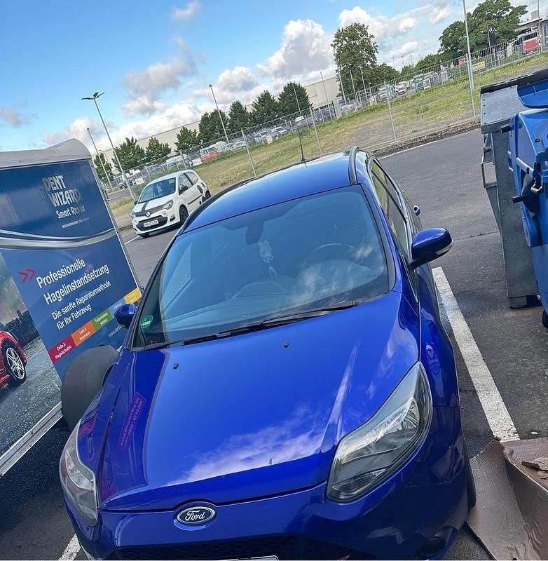 Blau Gebraucht 2013 Ford Focus ST Kombi | 9.500 € - Bild 1/4